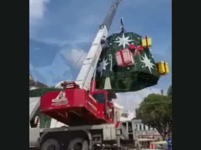 Colapso de grúa en Manaos deja un muerto y un herido durante instalación de árbol navideño