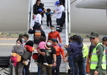 EE.UU. repatria 136 migrantes a Venezuela en medio de crisis aérea
