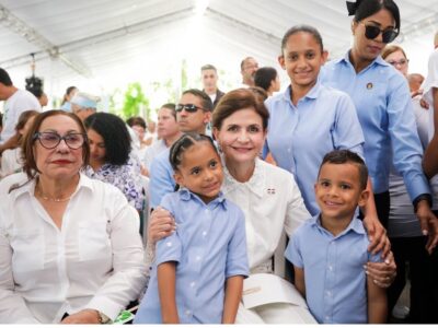 Vicepresidenta Raquel Peña participa en la XIV Caminata «Un Paso por mi Familia 2025» en Santiago