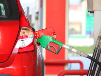 Gobierno congela precios de combustibles