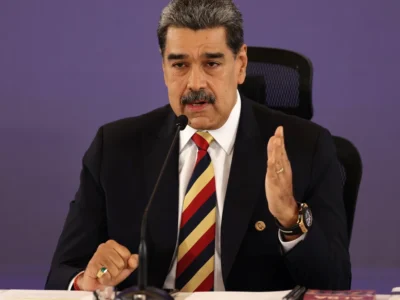 Maduro llama a estudiantes venezolanos a pedir a EE.UU. «parar la guerra»