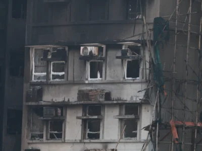 Arrestan a dos directores de Will Power Architects, la firma involucrada en la renovación del complejo incendiado en Hong Kong