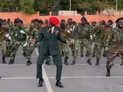 Danza de guerra angoleña: soldados muestran su destreza en pasos y marcha