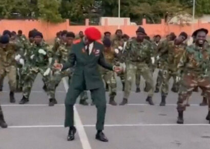 Danza de guerra angoleña: soldados muestran su destreza en pasos y marcha