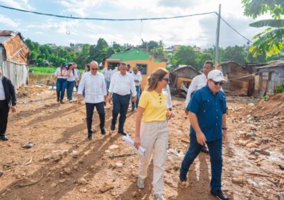 Paliza supervisa avances del proyecto de recuperación en Las Lilas, margen oriental del río Ozama