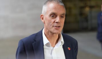 Director saliente de la BBC llama a “luchar por nuestro periodismo” tras amenaza de Trump