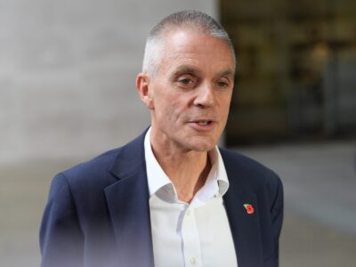 Director saliente de la BBC llama a “luchar por nuestro periodismo” tras amenaza de Trump