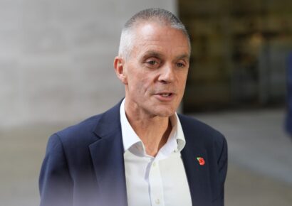 Director saliente de la BBC llama a “luchar por nuestro periodismo” tras amenaza de Trump