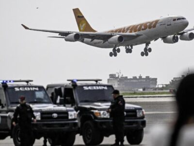 Avión del gobierno venezolano viaja a frontera con Brasil en medio de tensión militar en el Caribe