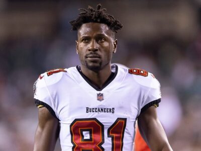 El exjugador de la NFL Antonio Brown es extraditado a EE.UU. para ser juzgado por intento de asesinato en Miami