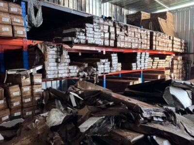 Bomberos sofocan incendio en almacén del kilómetro 14 de la autopista Duarte