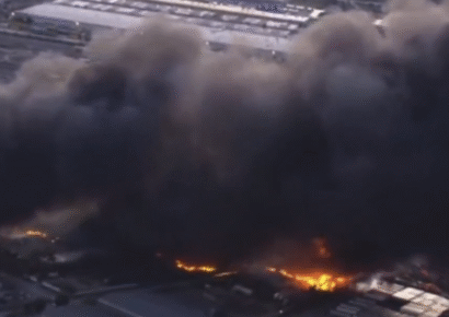 Avión de UPS se estrella en Kentucky y provoca gran incendio