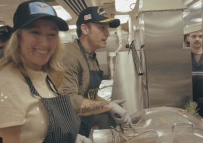 Secretario de Guerra de EE. UU. celebra Acción de Gracias con tropas en el Caribe