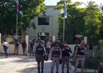 Posponen audiencia contra dos policías por herir a joven en La Romana