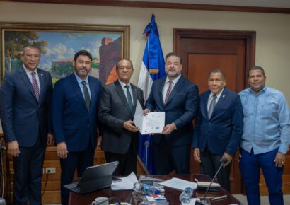 Paíno Henríquez impulsa proyecto de ley para proteger zonas costeras y marinas
