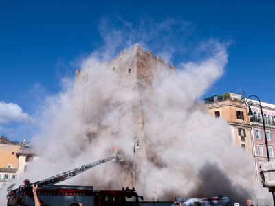 Se derrumba parte de la Torre dei Conti en Roma durante obras de renovación dejando varios heridos