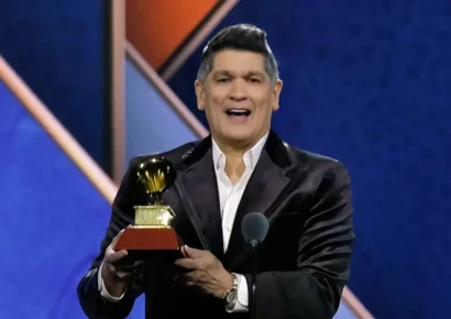 Momento en que Eddy Herrera sube a recibir el Latin Grammy 2025 con su álbum “Novato Apostador”