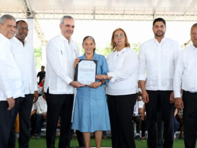 Abinader entrega 1,445 títulos de propiedad en San Cristóbal y anuncia otros 2,000 en camino