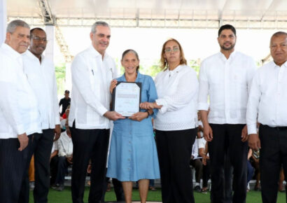 Abinader entrega 1,445 títulos de propiedad en San Cristóbal y anuncia otros 2,000 en camino