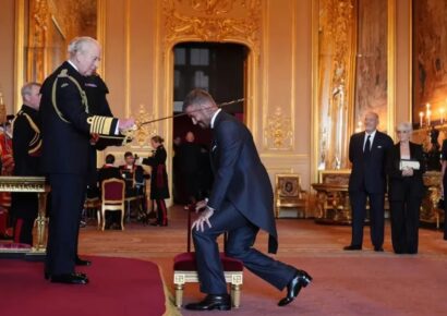 Los Beckham son oficialmente Sir David y Lady Victoria tras condecoración de Carlos III