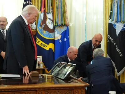 Ejecutivo farmacéutico se desmaya en el Despacho Oval durante anuncio de reducción de precios de medicamentos