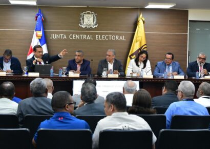 JCE dialoga con partidos sobre nueva cédula y logística electoral rumbo a 2028