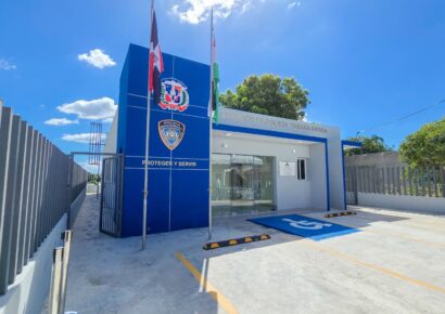 Gobierno entrega nueva estación policial en Tábara Arriba, Azua