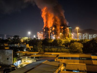 Hong Kong declara emergencia por incendio en cuatro edificios y habilita refugios para afectados