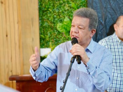 Leonel Fernández acusa al PRM de “cubiar” al pueblo y denuncia intento de limitar la cesantía laboral