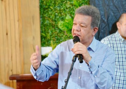 Leonel Fernández acusa al PRM de “cubiar” al pueblo y denuncia intento de limitar la cesantía laboral