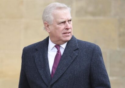 Correos de Epstein confirman que la foto del expríncipe Andrés con una menor es real