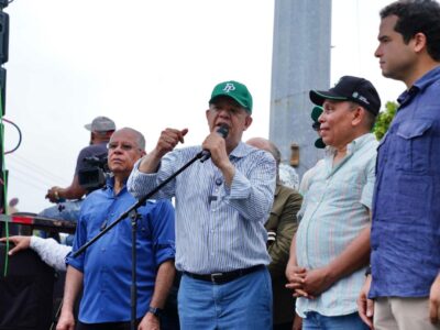 Miles acompañan a Leonel en marcha contra la carestía de la vida