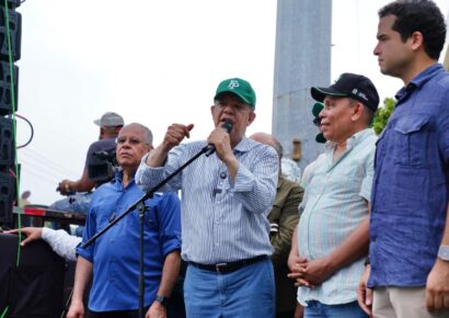 Miles acompañan a Leonel en marcha contra la carestía de la vida