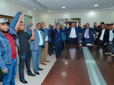 Bernardo Arroyo se une a Fuerza del Pueblo junto a otros dirigentes en San Pedro de Macorís