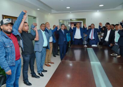 Bernardo Arroyo se une a Fuerza del Pueblo junto a otros dirigentes en San Pedro de Macorís