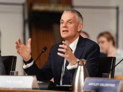 Presidente de la BBC pide disculpas por edición engañosa de discurso de Trump que provocó dimisiones en la cadena