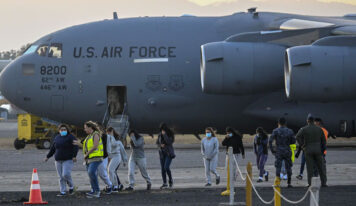 Tribunal federal de EE.UU. bloquea deportaciones rápidas impulsadas por Trump