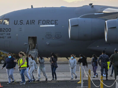 Tribunal federal de EE.UU. bloquea deportaciones rápidas impulsadas por Trump