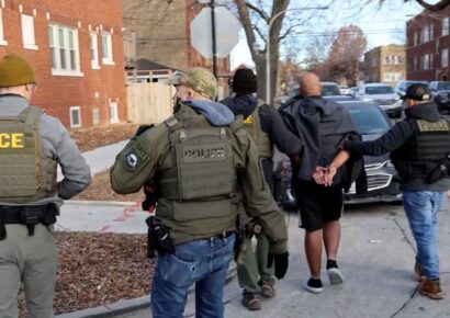 Juez federal ordena libertad bajo fianza para inmigrantes detenidos en redadas de Chicago