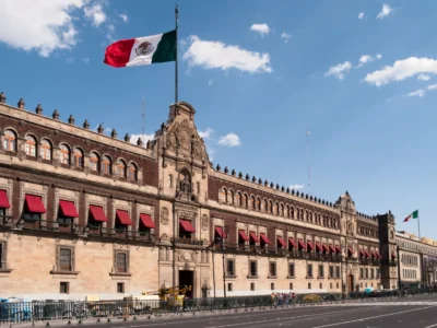 Palacio Nacional amanece blindado este martes ante marchas de la CNTE y la Generación Z