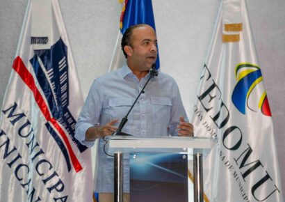 Fedomu distingue a Samuel Pereyra por su respaldo a la gestión municipal dominicana