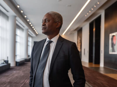 Raphael Bostic anuncia su retiro de la Reserva Federal de Atlanta en medio de presiones políticas