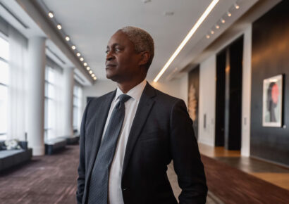 Raphael Bostic anuncia su retiro de la Reserva Federal de Atlanta en medio de presiones políticas