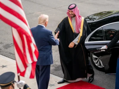 El presidente Trump da la bienvenida al príncipe saudí en la Casa Blanca con ceremonia de máximo honor