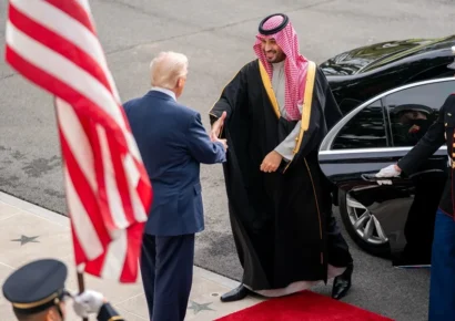 El presidente Trump da la bienvenida al príncipe saudí en la Casa Blanca con ceremonia de máximo honor