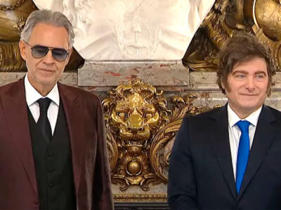Andrea Bocelli emociona al tocar el piano en la Casa Rosada tras recibir la Orden de Mayo de manos de Javier Milei