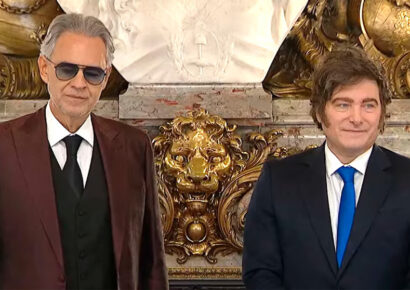 Andrea Bocelli emociona al tocar el piano en la Casa Rosada tras recibir la Orden de Mayo de manos de Javier Milei