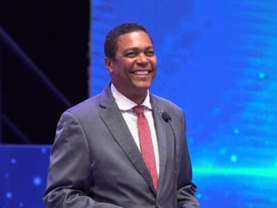 Víctor D’Aza retira aspiraciones presidenciales y apuesta por la unidad del PRM