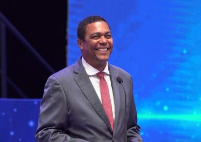 Víctor D’Aza retira aspiraciones presidenciales y apuesta por la unidad del PRM