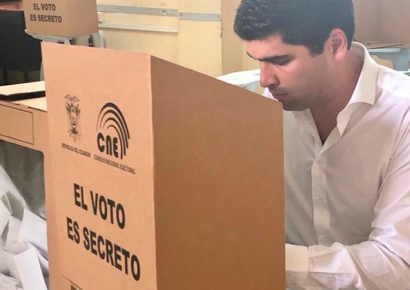 La Generación Z en Ecuador confía en la IA para decidir su voto